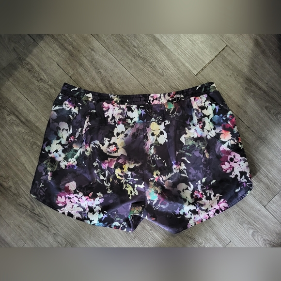 Womens Mid-Rise StretchTech Run Shorts - Picture 2 of 13